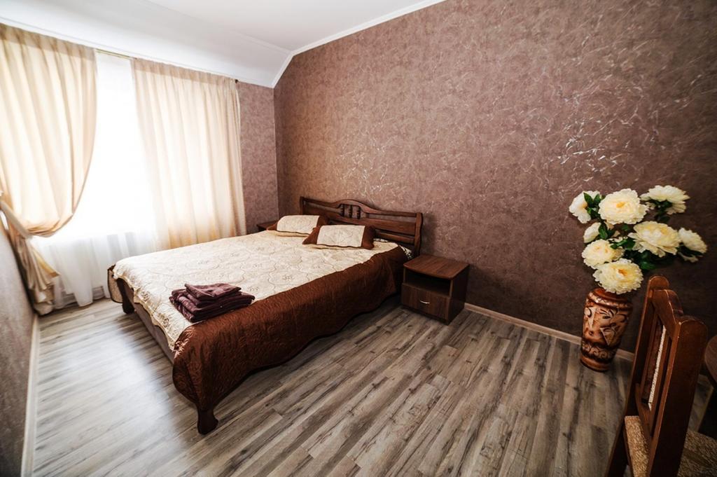 Corner House Lutsk Exterior photo